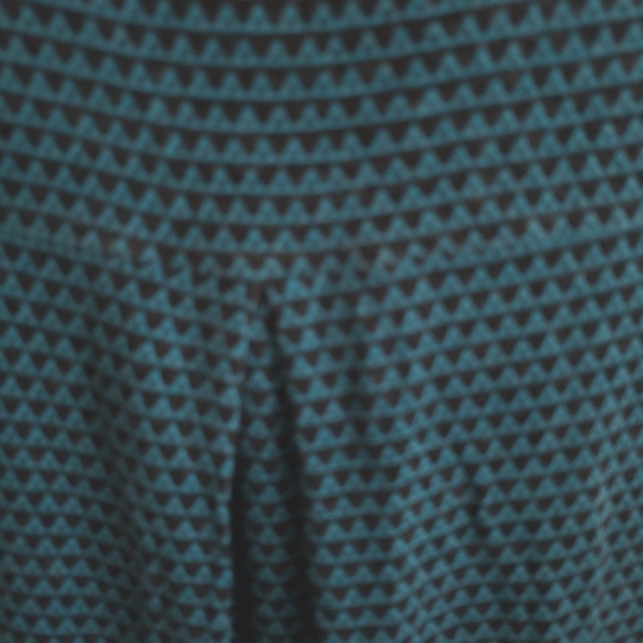 Croft & Barrow Medium Black and Green Pattern Top - Picture 6 of 9